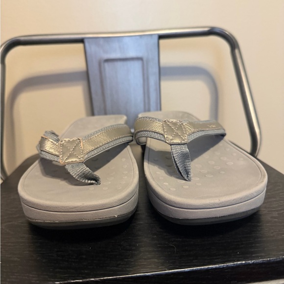 Vionic High Tide Silver Thong Wedge Sandals Women’s 9 Orthotic - Picture 10 of 13